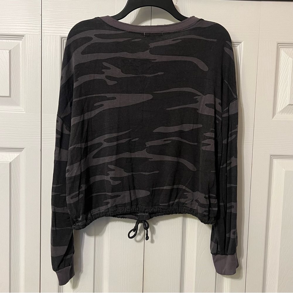 Z Supply Camo Relaxed Pullover sweatshirt in dark grey Size Small - Picture 4 of 8